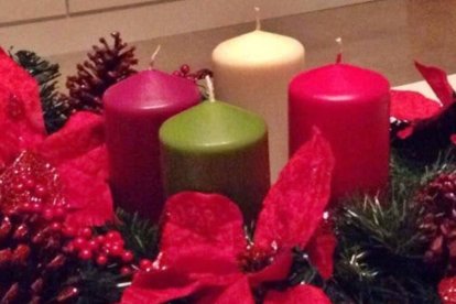Cuatro velas en la corona de Adviento preceden cada domingo al encendido de la central, el día de Nochebuena.