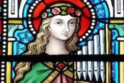 Santa Cecilia con su clásico órgano de tubos, en una vidriera francesa