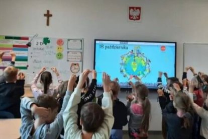 Solo en Polonia, 275.000 niños rezaron el rosario por la paz y la unidad (en la imagen, algunos de ellos) como parte de la iniciativa mundial "Un millón de niños rezando el rosario", que este año supero su objetivo y batió récords.