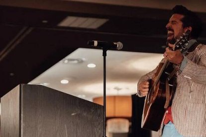 Jeromy Darling canta en un encuentro de la Sociedad de GK Chesterton, evangelizadora y cultural