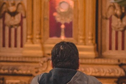 La oración es el lugar y momento donde pedir a Dios sabiduría, un conocimiento personal de intimidad con Él. Foto: Manuel Asturias, S.J. / Cathopic.com