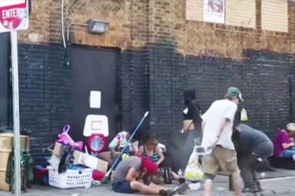 Consumidores de fentanilo en uno de los conocidos coo "barrios zombies" de Estados Unidos como Filadelfia o San Francisco, donde ha penetrado fuertemente esta droga.