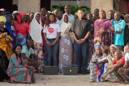 El padre Fidelis, junto a colaboradores y víctimas atendidas en el Centro del Trauma de la diócesis de Maiduguri, donde víctimas de la persecución contra los cristianos se recuperan de sus heridas psicológicas.