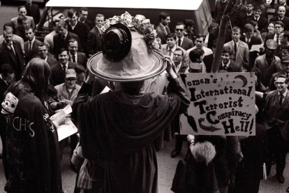 W.I.T.C.H. es uno de los colectivos feministas más representativos de Estados Unidos y México. Se fundó en 1968 y estaban inspiradas por las tácticas y estéticas del aquelarre y la historia de la brujería.