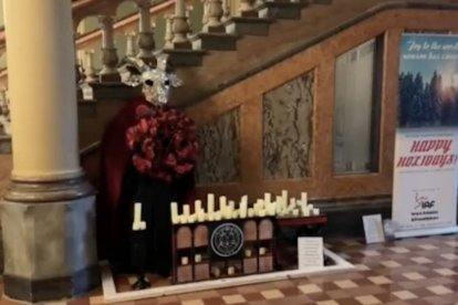 La escultura ha sido denunciada y hay en marcha iniciativas para retirarla.