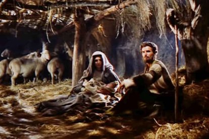 Escena al inicio de la película 'Ben Hur' (1959) de William Wyler, cuando los Reyes Magos miran en la cueva de Belén.