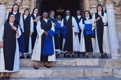 Las comendadoras del Espíritu Santo, ante el pórtico de la basílica de Nuestra Señora de los Milagros, en el Puerto de Santa María (Cádiz), en una salida del pasado septiembre con motivo de la novena de la patrona de la ciudad.