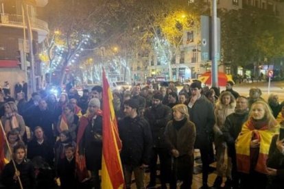 Algunos de los fieles que rezan el rosario en la calle Ferraz, en el marco de las concentraciones ante la sede del Partido Socialista.