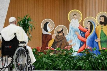 El Papa Francisco con un belén que representa a San Francisco y Santa Clara en la catequesis prenavideña