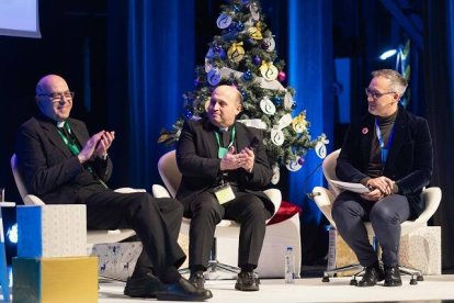 El arzobispo de Santiago y el párroco de San Fernando en las conclusiones del evento Nuntiare en Compostela