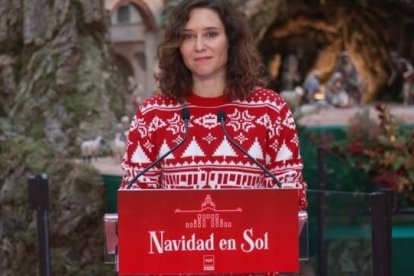 La presidenta de la Comunidad de Madrid, Isabel Díaz Ayuso, inauguró el tradicional belén de la Casa de Correos de la Puerta del Sol.