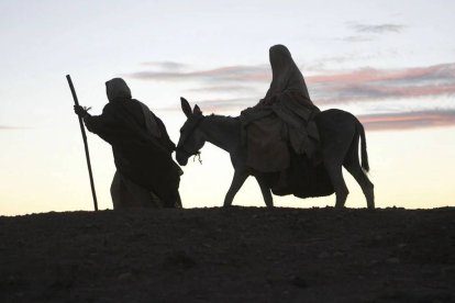 María y José camino de Belén, en la película 'Natividad' (2006).