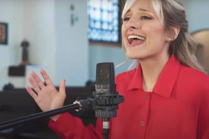 Athenas canta con dulzura muchas canciones de adoración al Niño Jesús