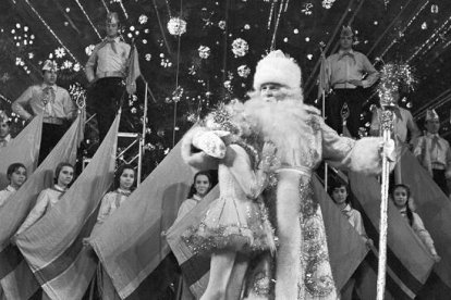 Died Maroz, el Abuelo Frío, rodeado de las banderas de las repúblicas soviéticas en un espectáculo de los años 70...