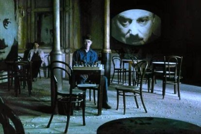 El Chestnut Tree Café donde pasaba sus horas, bajo la mirada ubicua del Gran Hermano, Winston Smith, el protagonista de '1984' de George Orwell. En la imagen, en la versión cinematográfica de Michael Radford en 1984.