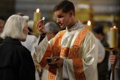 Martin de Laubadère se hundió en las drogas tras el divorcio de sus padres. Tras una sanación del cuerpo y alma descubrió su vocación sacerdotal. En la foto da la comunión el día que fue ordenado diácono