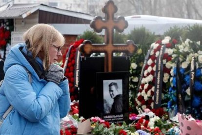 Tumba de Alexéi Navalny en el Cementerio Borísov de Moscú