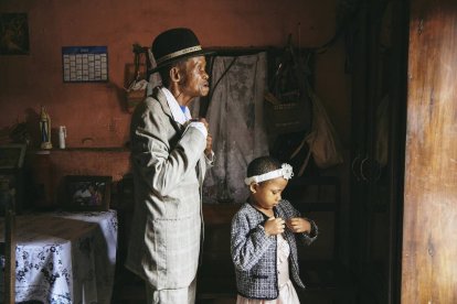 La sudafricana Lee-Ann Olwage acaba de ganar el World Press Photo 2024 gracias a una imagen en la que aparecen Dada Paul, con 91 años y demencia senil, y su nieta Odliatemix, que le enseña a prepararse para ir a la iglesia en Madagascar.