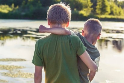 La existencia de hermanos es garantía de una ayuda presente y futura y posibilita la familia ampliada como sostén personal y económico. Foto: Vitolda Klein / Unsplash.