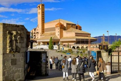 Peregrinos y visitantes a la entrada del santuario de Torreciudad en diciembre de 2023