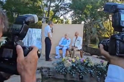 El padre Francisco Gordalina se dirige a Carlos Perciavalle y Jimmy Castilhos antes de bendecirles: testigos del acto, evidentemente no espontáneo, las cámaras de las prensa. Foto: captura vídeo 'El País'.