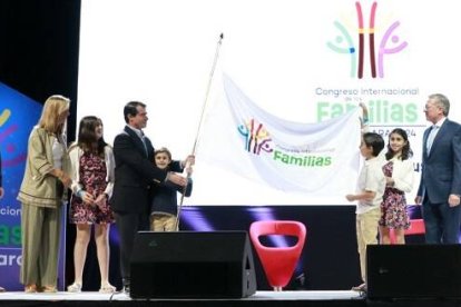 Bandera de la familia al inaugurar el Congreso Internacional de Familias en México