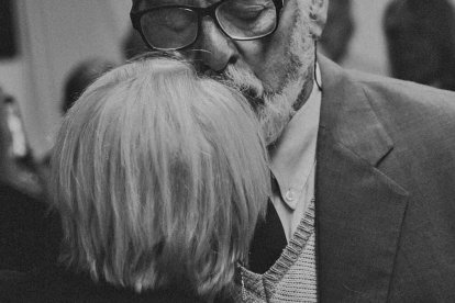 La conyugalidad es la forma en la que Dios quiso expresar su ser, y con el sacramento del matrimonio la elevó a templo. Foto: Gaspar Zaldo / Unsplash.