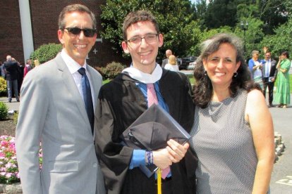 John y Sonia, con su hijo Michael, asesinado a tiros en 2022 por un excompañero que estaba celoso porque saliera con su exnovia.