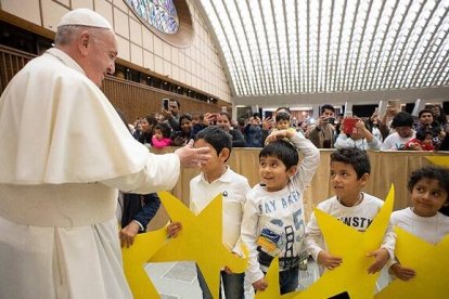 El Papa Francisco con niños que llevan estrellas, poco antes de la Navidad de 20219