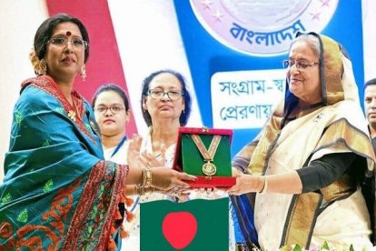 La Primera Ministra de Bangladesh entrega un premio a la cantante Anima Mukti Gomes