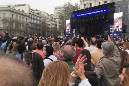 Ambiente en la Plaza de Cibeles al poco de empezar la Fiesta de la Resurrección 2024 con miles de personas