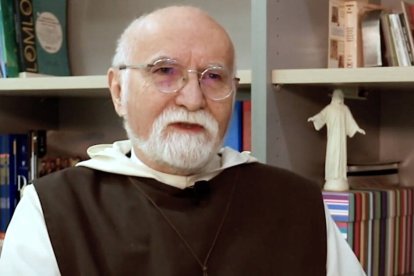 "El sufrimiento nos lleva a lo esencial, nos lleva a plantearnos el verdadero sentido de nuestra existencia, el sufrimiento nos abre también a Dios, nos obliga a invocarlo, a que amar a Dios nos abra a los demás", dice el sacerdote.