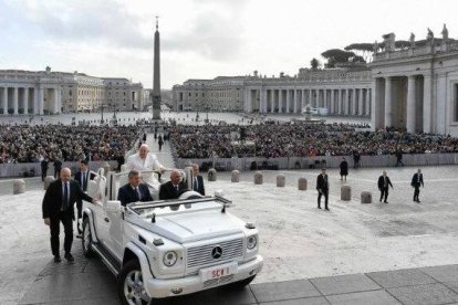 Francisco llega en Papamóvil a la Plaza de San Pedro, con el obelisco al fondo