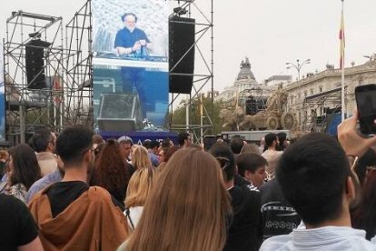 La estatua de la diosa Cibeles volvió a ser testigo de una multitud celebrando la alegría de la Resurrección