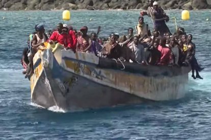 Si se mantiene la tendencia de los primeros meses de año, la cifra de inmigrantes ilegales llegados a Canarias en 2024 se acercará a 100.000 personas. Foto: captura Euronews.