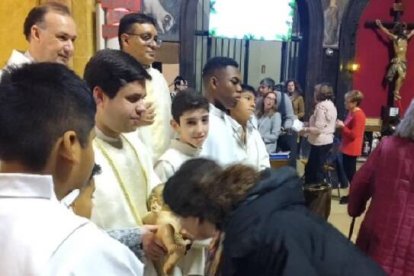 Besando al Niño Jesús en 2023 en la parroquia de la Torrassa, Hospitalet, barrio con un 34 por ciento de población extranjera