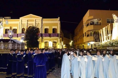 Un momento sobre el que los Evangelios guardan un delicado silencio: el reencuentro entre Jesús Resucitado y su Madre Santísima. Procesión del Encuentro en Quintanar de la Orden (Toledo). Foto: Ayuntamiento de Quintanar de la Orden.