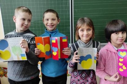 Niños del orfanato de Dowbysz intercambiaron cartas con dibujos con niños españoles a través de Radio María