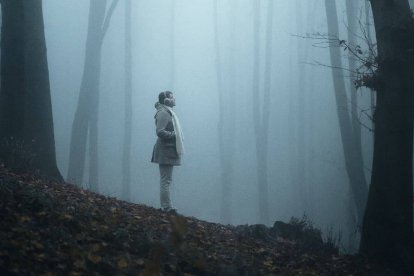 Cuando la oscuridad o la niebla se adueñan de una situación o institución, la paciencia es buena consejera. Foto: Dusan Adamovic / Unsplash.