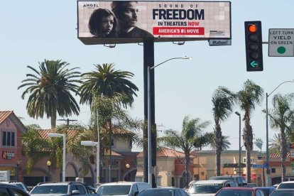 Un cartel de 'Sound of Freedom' en California, en los días de su estreno.