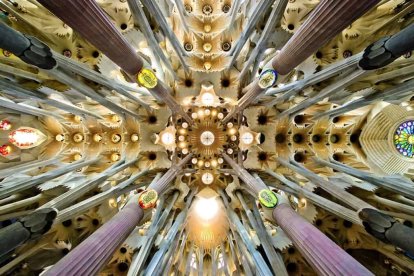 Así es la belleza que se muestra en el interior de la basílica de la Sagrada Familia de Barcelona diseñada por Antonio Gaudí