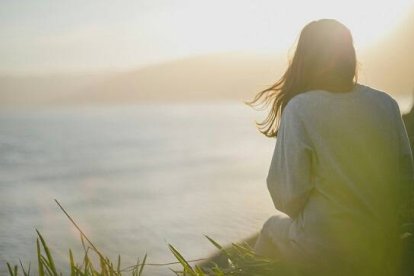 A lo largo del día, bale la pena pararse a orar y dar gracias a Dios - foto de Artem Kovalev en Unsplash