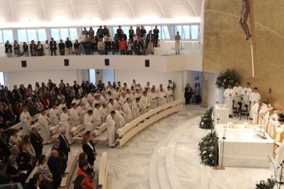 Con capacidad para 500 personas, la estructura alberga no solo una capilla sino también un Centro de formación en la fe.