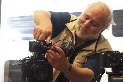 El cineasta López-Linares con sus cámaras... lanza ahora la película Hispanoamérica