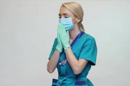 Una enfermera en oración... desde su origen, la fe, la ciencia y las virtudes humanas se han dado la mano en este oficio muy especial