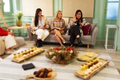 La influencer Carlota Valenzuela, Mar Dorrio, autora de "Adolescencia en clave de Dios" y Marta Moreno, directora de Editorial Nueva Eva, durante la presentación del libro.