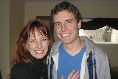 "Cuando regresé a casa, seguí pensando en esa historia. Si el Creador del universo me ama, probablemente quiera conocerme. Y probablemente quiera que lo conozca. Entonces hice lo mismo que el amigo de Stephen", dice Laura.