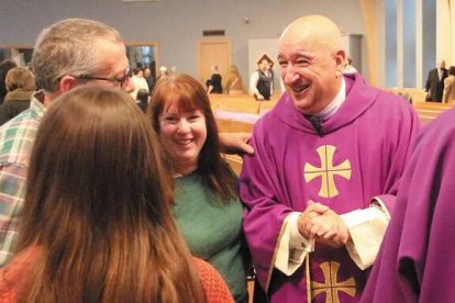 El padre Robert Marciano saluda feligreses en Warwick, al cumplir 40 años de sacerdocio