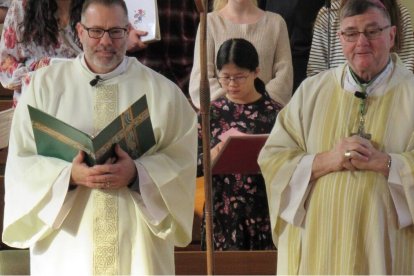 El diácono James Arndt con el obispo de Superior, Wisconsin, en su parroquia