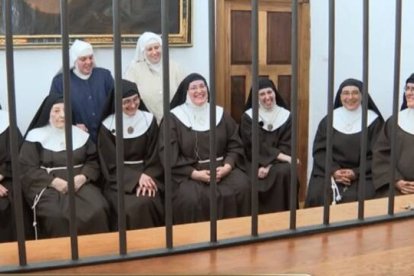 Una cuantiosa deuda y una fuerte crisis económica podrían ser los principales desencadenantes de la polémica surgida en la comunidad de clarisas de Belorado, a la que sus hermanas y las autoridades eclesiásticas invitan a "recapacitar".